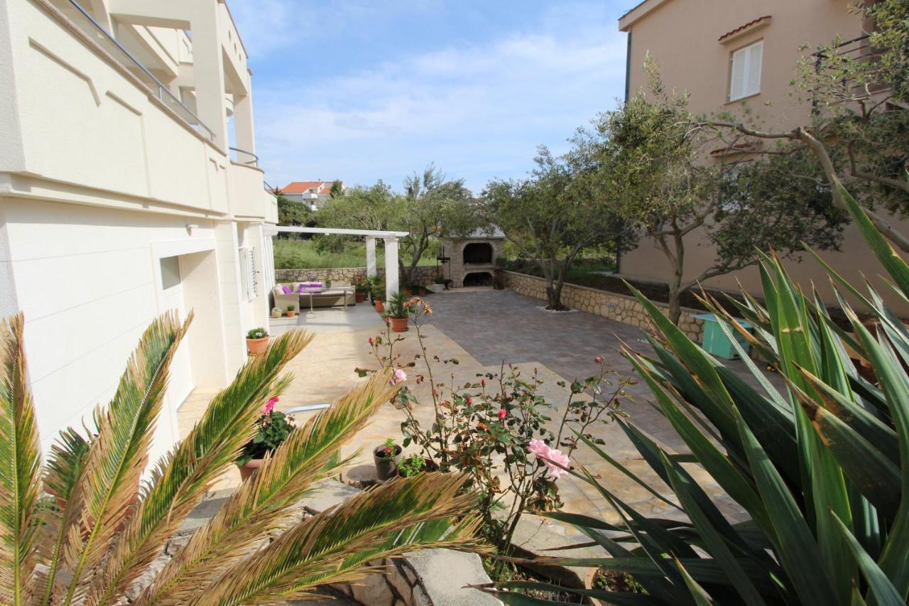 Apartmani Palma Novalja Exterior photo